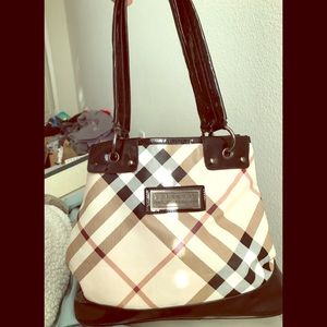 Gorgeous!Authentic Vintage Burberry shoulder bag.